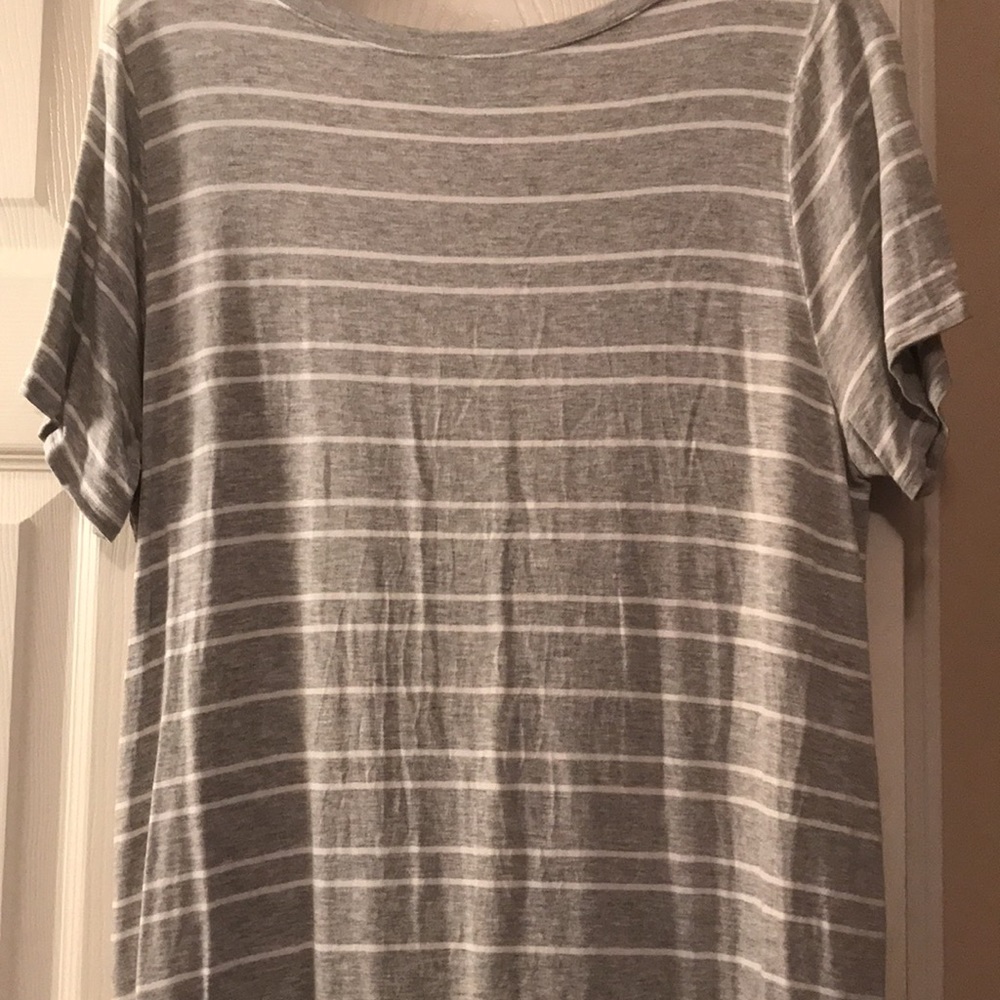 LuLaRoe Christy v neck T-shirt - Picture 4 of 6